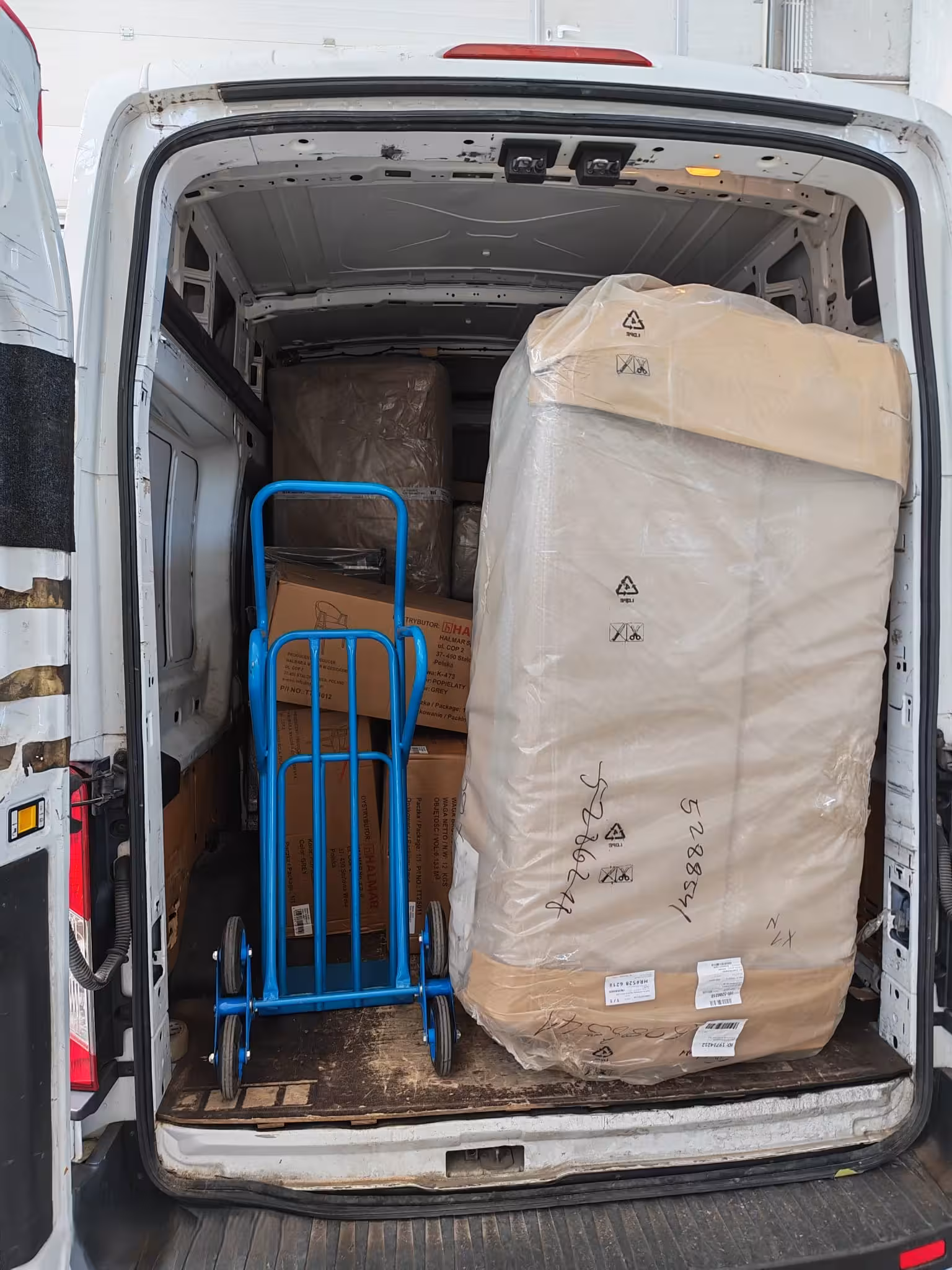Utovar robe i namještaja u kombi za prijevoz