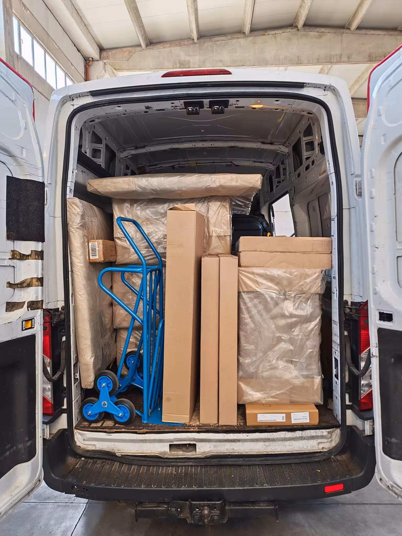 Kombi s robom i paketima spremnim za prijevoz