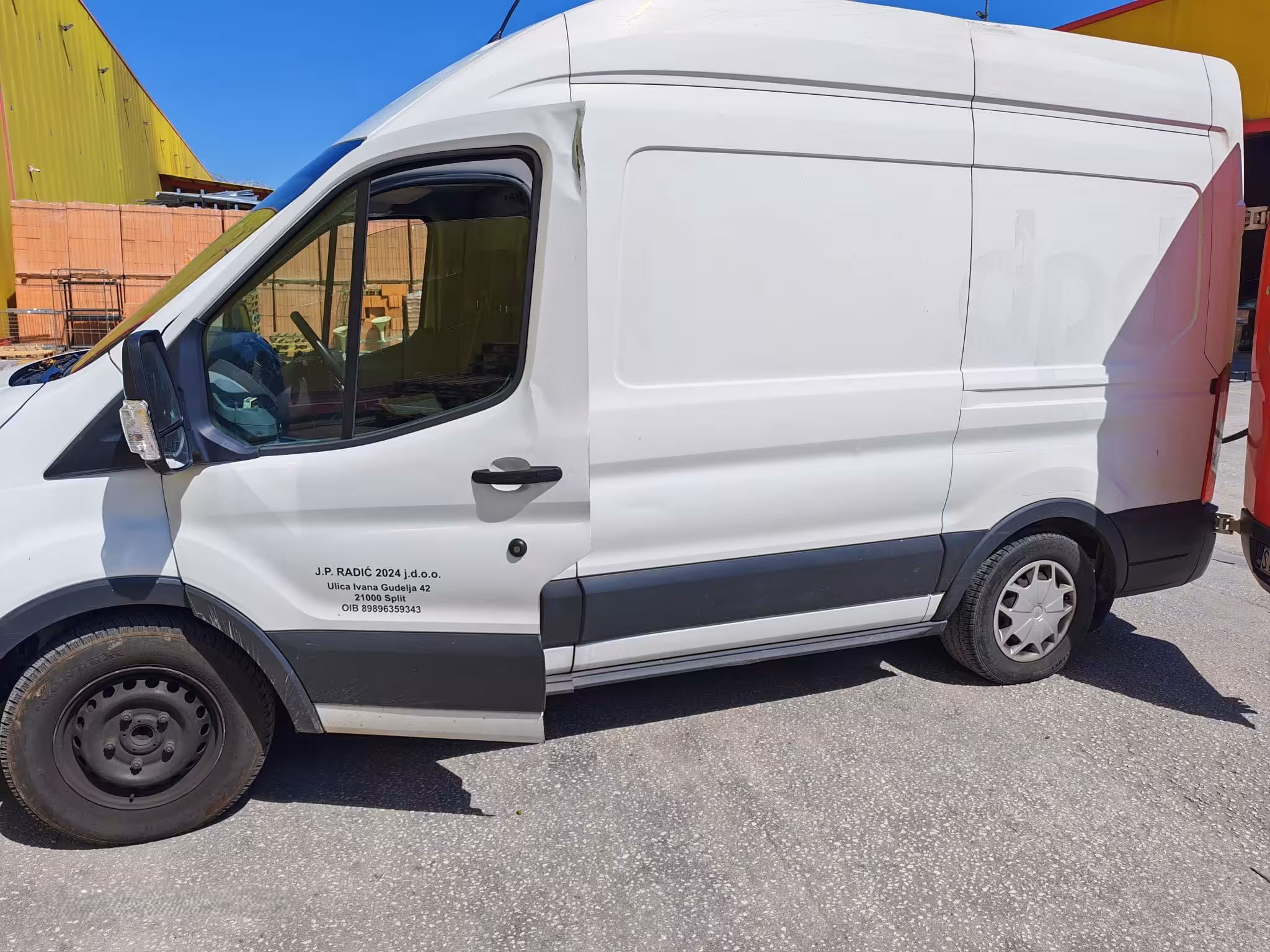 Bijeli kombi za prijevoz robe J.P. Radić 2024