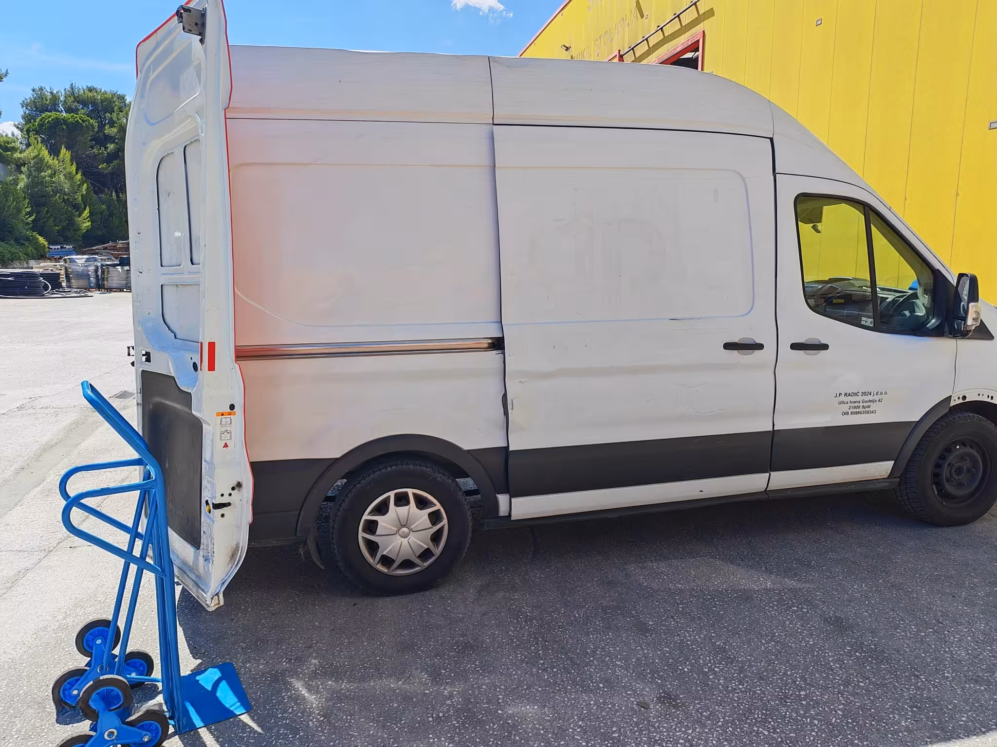Bijeli kombi za prijevoz robe i dostavu